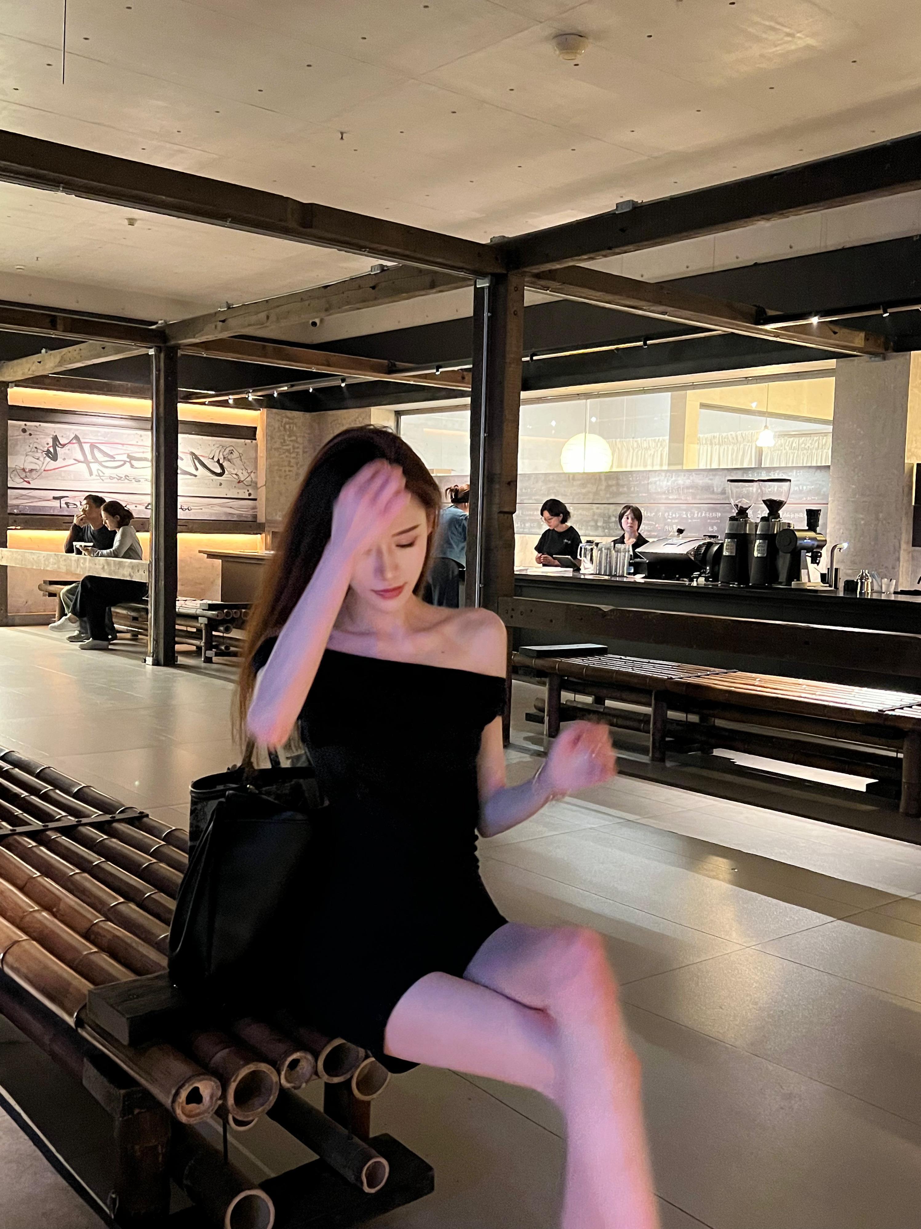 🫢​​​