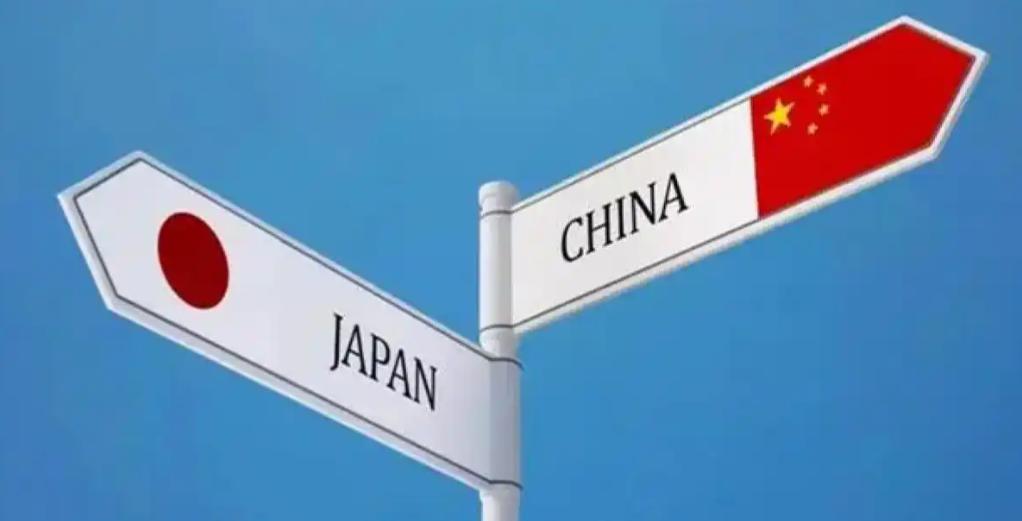 日菲这俩国家，跑到中国台湾岛以东那片海域，自己关起门来划线分地盘，这事儿你琢磨琢