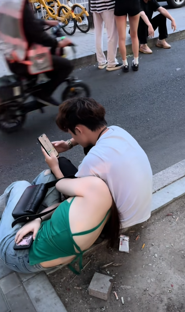 头一次见到在大街睡觉的！！！