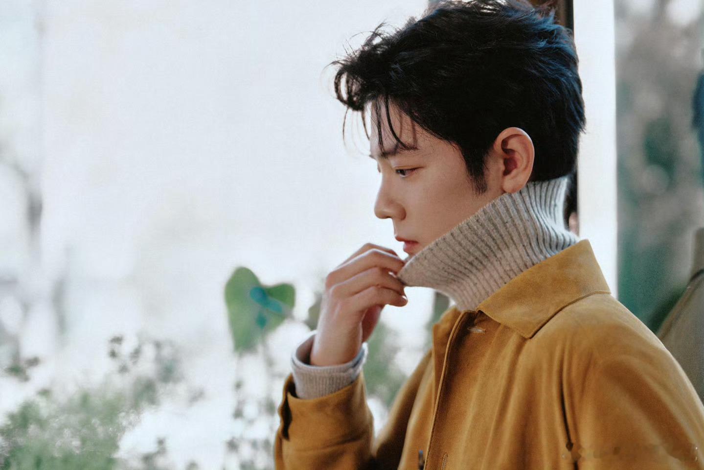 肖战这套完全冬日暖阳肖战亮黄色衬衣肖战古驰大秀出图，亮黄色衬衣搭配燕麦色高领毛