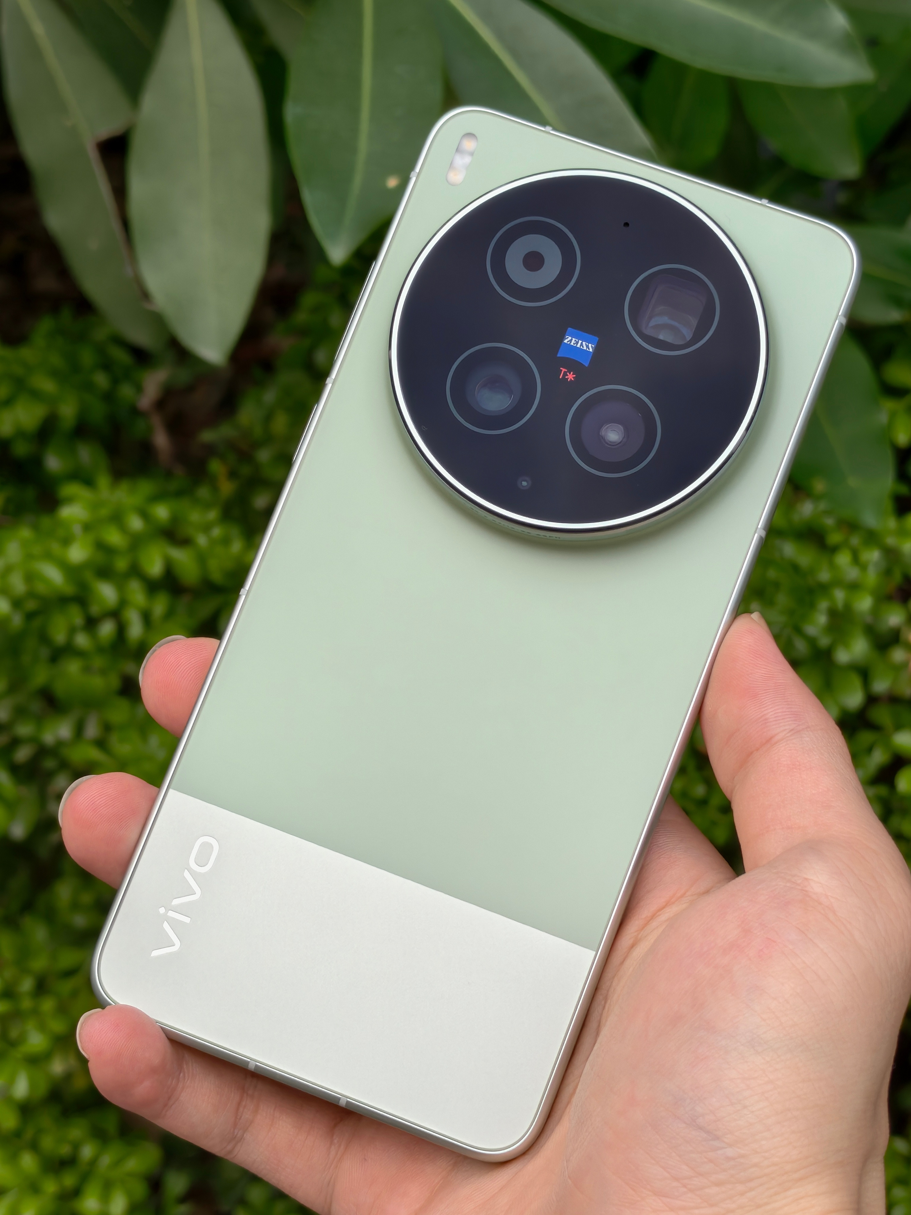 单看影像创作上来说vivoX300Ultra专业V单极致、全面、稳定，不