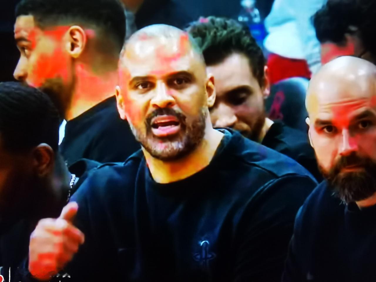 乌杜卡最后策略的重大失误火箭主场92-100，输给湖人。申