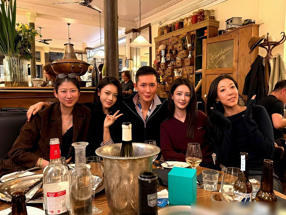 陈妍希被剪没了，李沁赵今麦的合照，直接扔在最后。这不是剪辑失误，这是名利场当众排座次。​刘冲这波时装