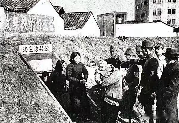 1937年的南京，一群丧心病狂的日本鬼子，从防空洞里抓到几个女人，有的女人怀里还