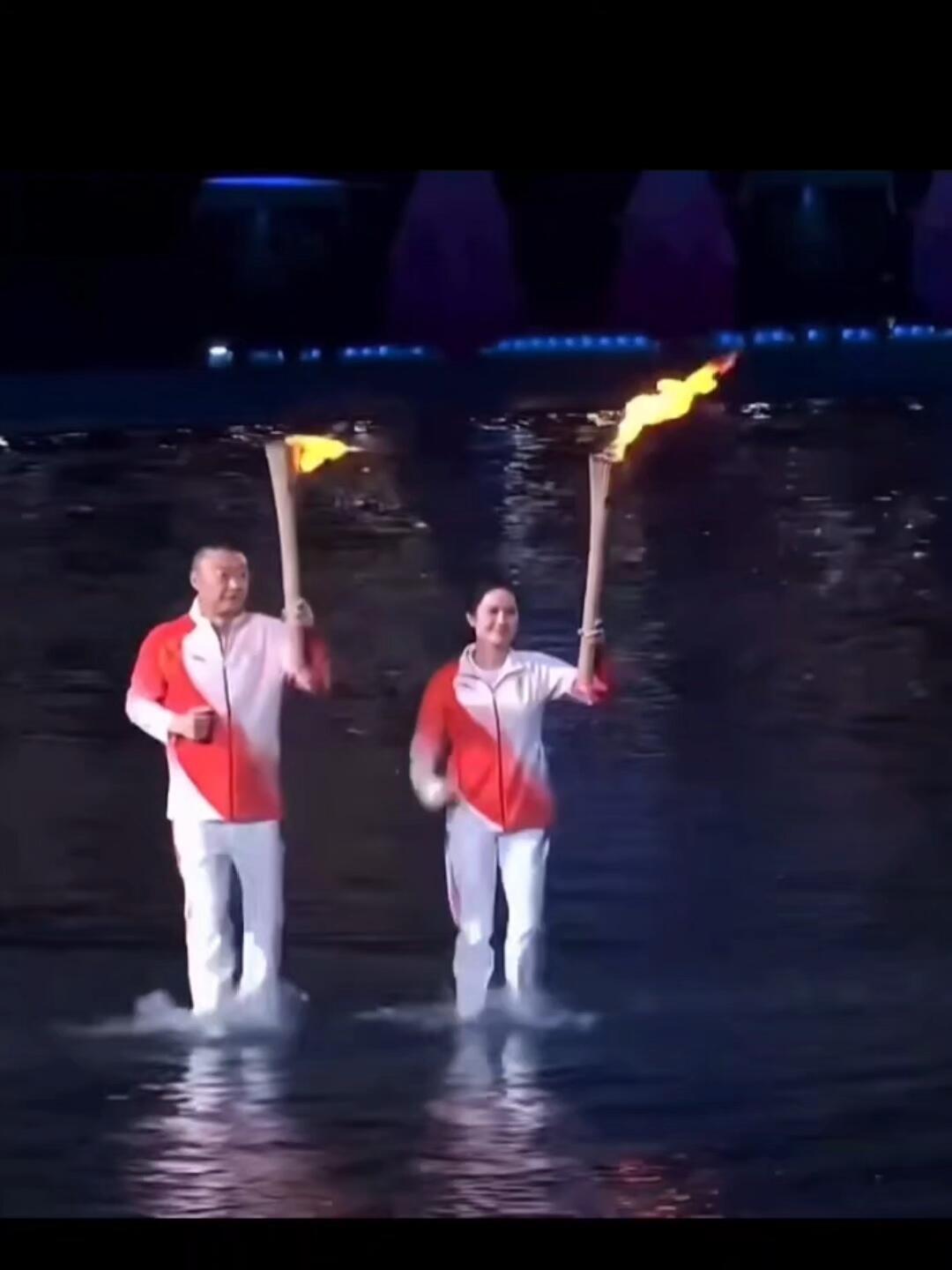 马琳果然也是火炬传递手，和陈若琳一起搭档，不得不说这俩还挺搭配！有不错的成绩，