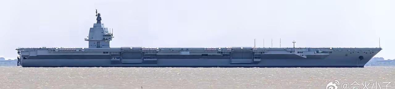 004核动力航母，后置的小而精的舰岛，一体化的桅杆，四条电磁弹射装置，三部升降机