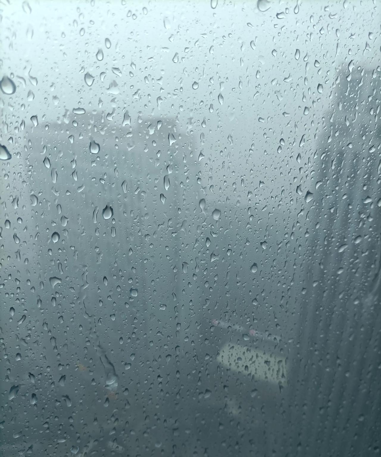 发现一件不可思议的事儿，我回家看到我妈用的凳子，竟然还是我读幼儿园时候用的，