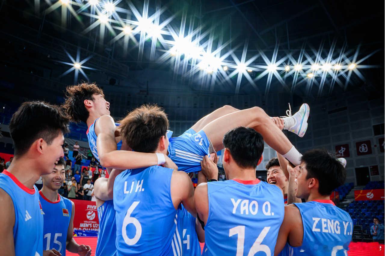 🔵祝贺U21男排两连胜！对阵摩洛哥队的比赛，中国队在网口展现了明显的优势，小