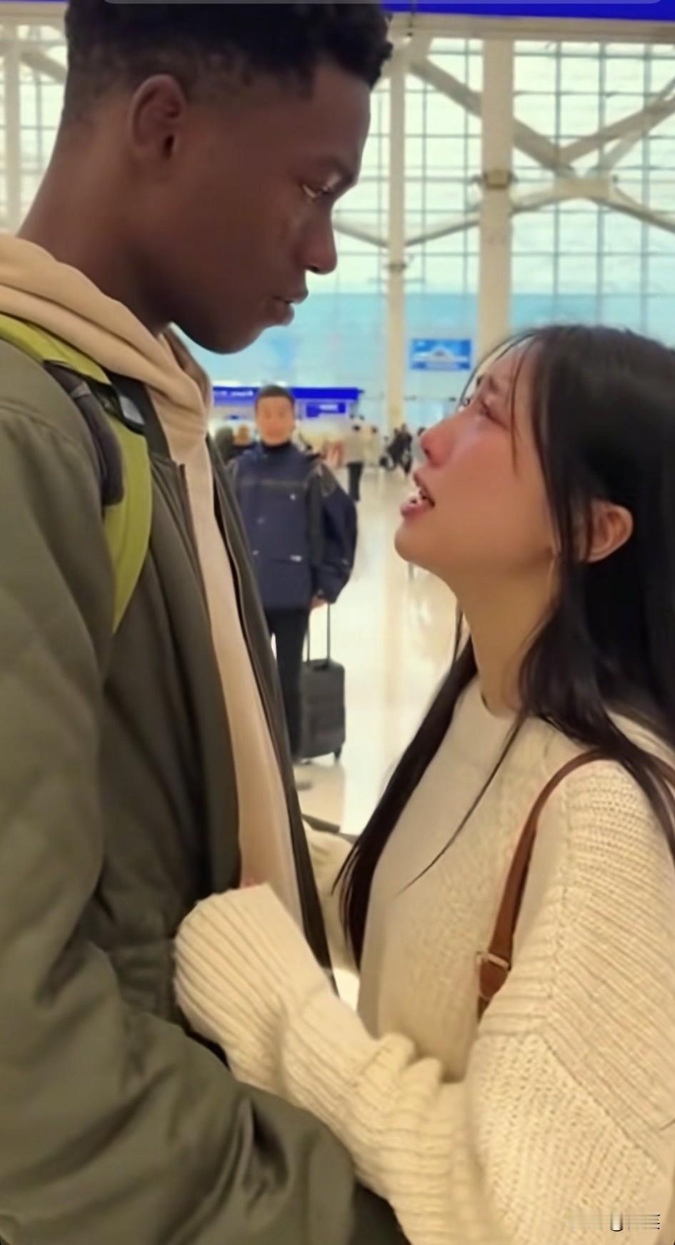 有个浙大女生，带了黑人男友回家，结果父母当场就变了脸色，直接把他俩轰出了门！