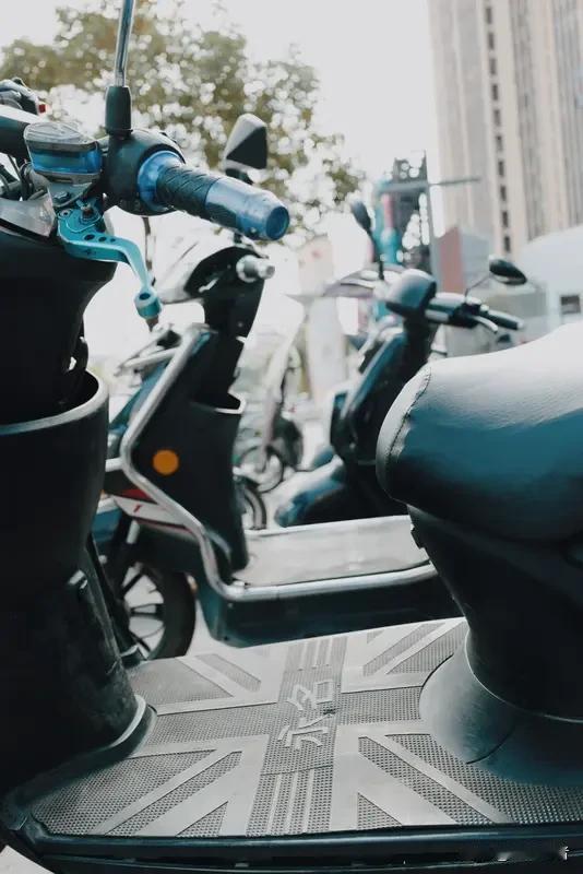 外卖小哥的电动车被路人顺手骑走，面对民警询问，对方竟轻描淡写地说：就是觉得车子好