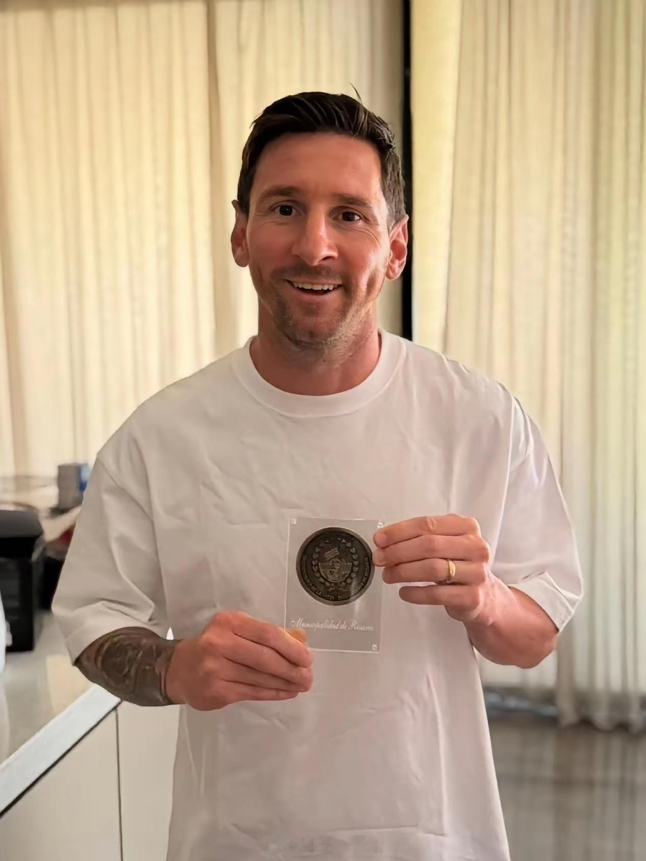 莱万要去大联盟与梅西汇合？他拒绝了沙特的多份高薪邀约，考虑今夏加盟美职联。舍“钱