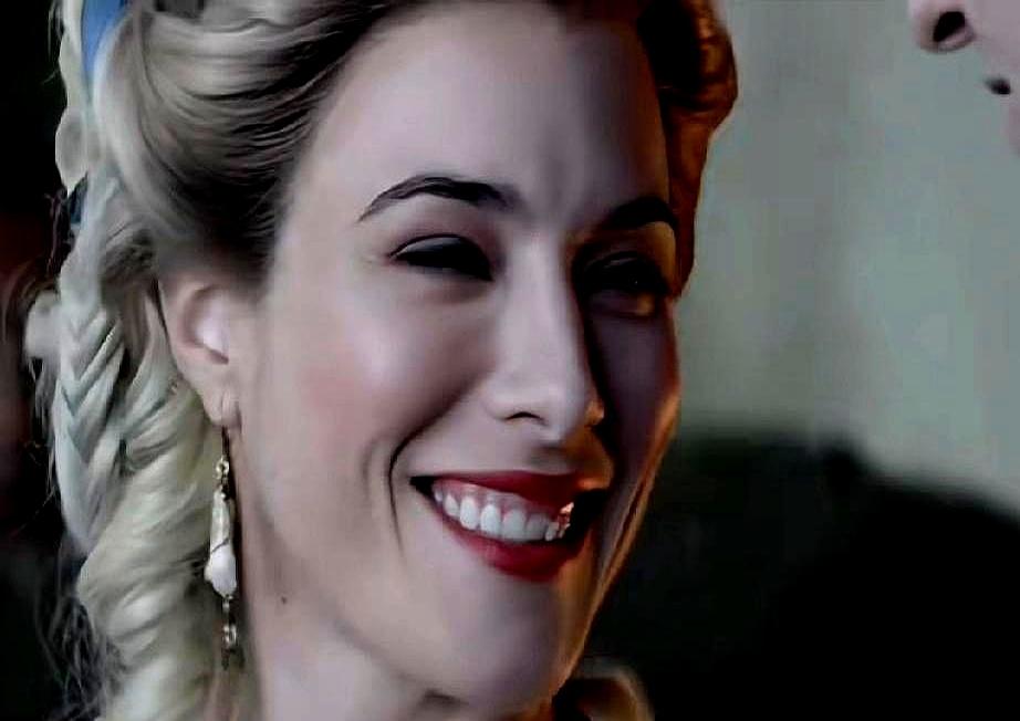 你敢信斯巴达克斯里只出场四集的红发女人，把罗马贵族的底裤都扒光了。她叫盖娅，