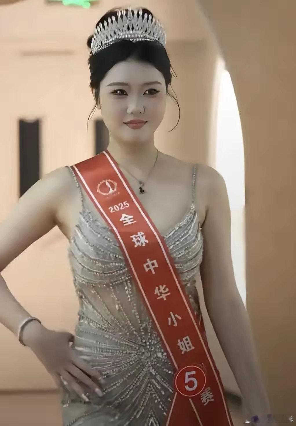 李宇春告别“中性”，回归女性！回归女性的李宇春笑意盈盈，长发飘飘。有人说，回归女