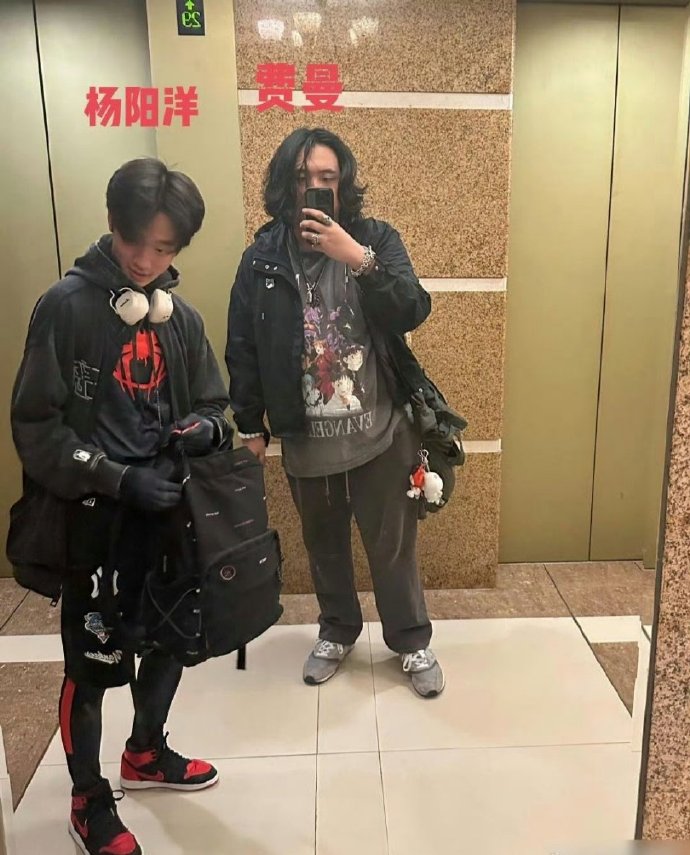 吴镇宇儿子和杨威儿子差距好大，费曼留着一头长发，这身材打扮看起来不像17岁少年，