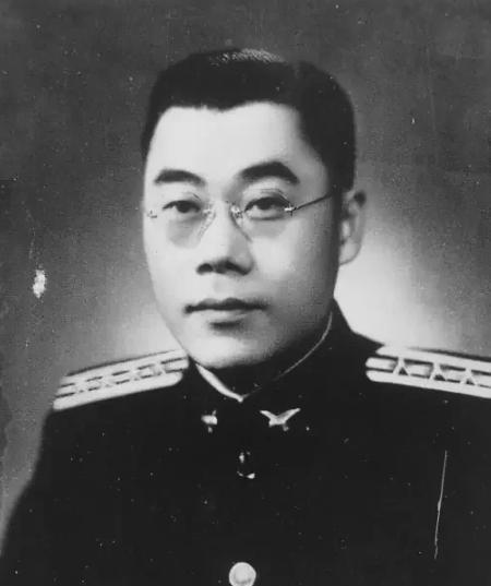 1948年11月，宣铁吾被免去淞沪警备司令。大特务唐纵、毛人凤趁机发难，威胁失去