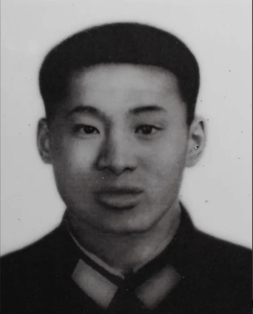 1979年，612高地上，17岁战士吴建国身中8弹倒地，一个越军军官想拿走他的枪
