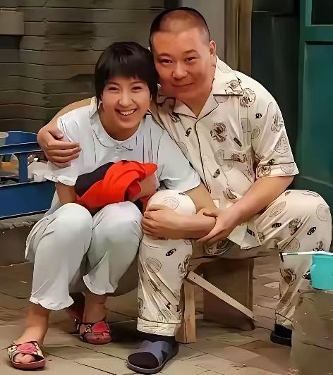 闫学晶与郭德纲的一张剧照。看看闫学晶年轻时候的照片，就知道她为什么干什么都所向披