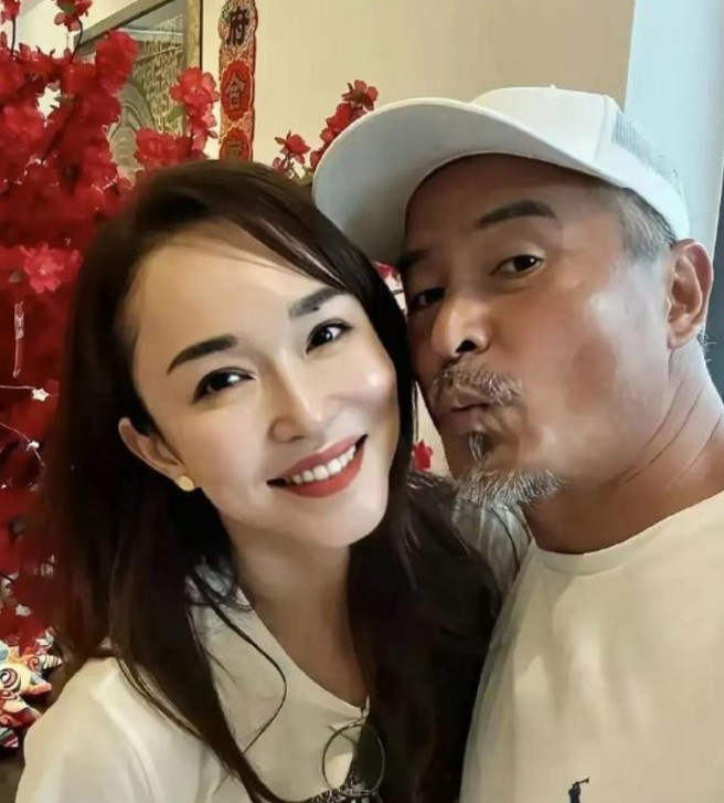 把老公熬成了爹的除了范文芳，还有一个蒋勤勤！陈建斌和蒋勤勤坐在一块简直就是两辈人
