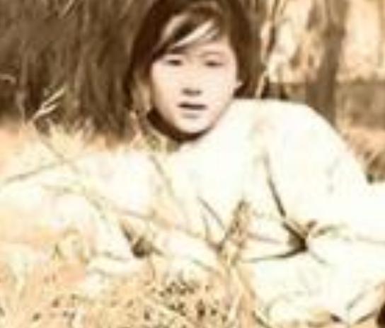 1938年5月，台儿庄战役中，女护士刘守玫正要抢救受伤的连长。突然，一个