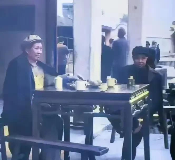 毛主席在视察路上，走进一家普普通通的小饭馆。他就像邻家大爷般坐下，捧着粗瓷茶碗慢
