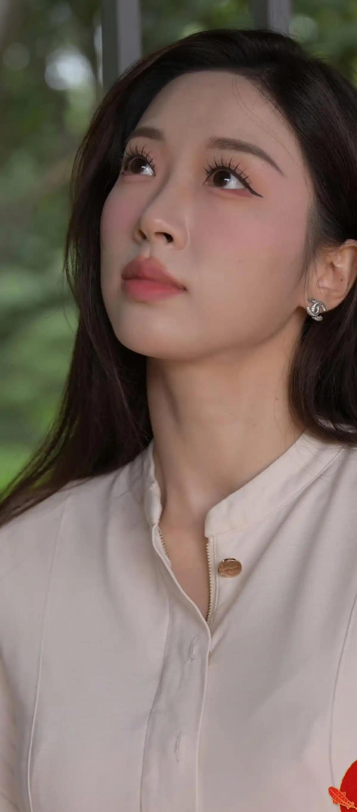 米色修身衫，配咖啡健美裤，搭杏色休闲鞋，此搭配堪称日常穿搭神来之笔！我曾