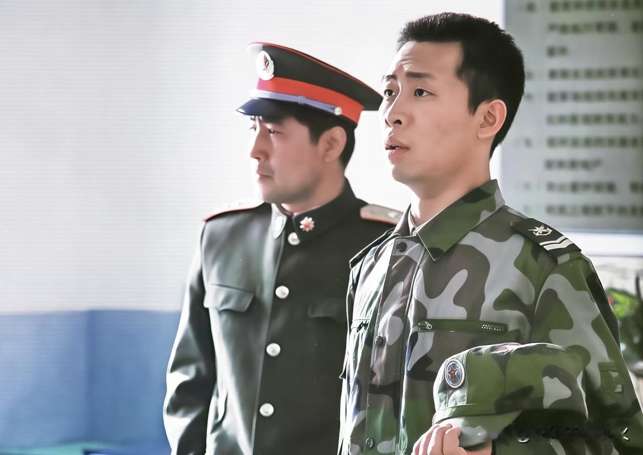 在许三多到来之前，史今是一个在连队待了几年的班长。许三多到来后从刚开始的垫底拉