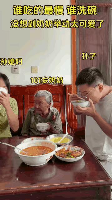 谁不羡慕这种老顽童奶奶啊！家庭幸福感真的藏在烟火气里万万没想到！小两口在家