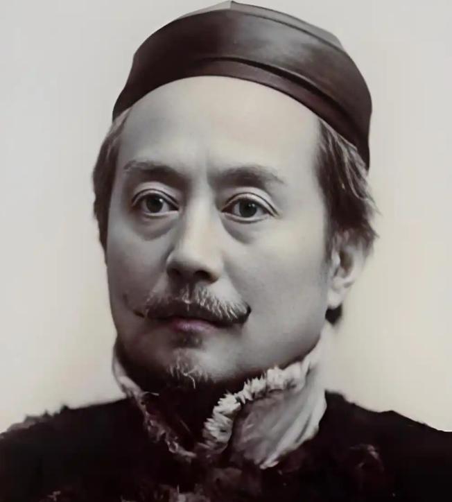 1921年，胡适在老同学家宴上与辜鸿铭相遇。辜鸿铭说：“去年张勋过生日，我送了他