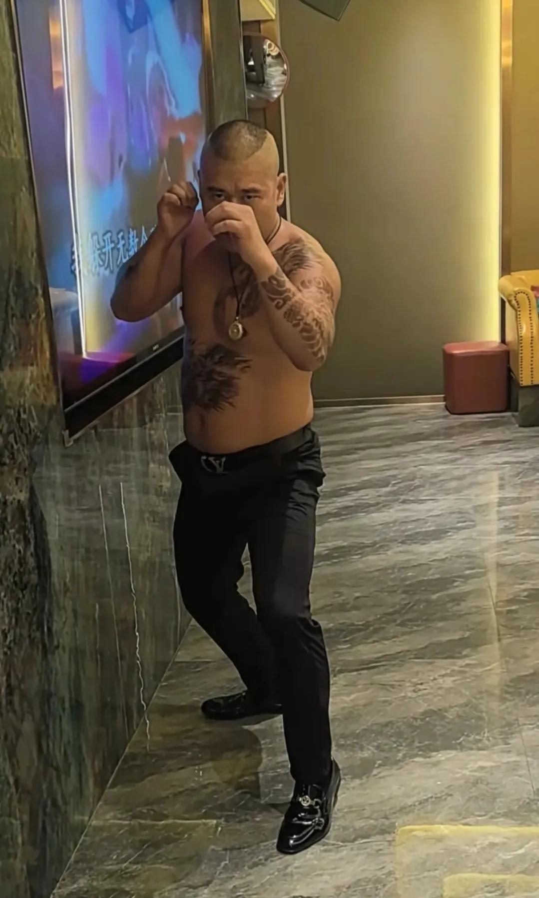 这大哥看着有点眼熟？一时想不起来了！