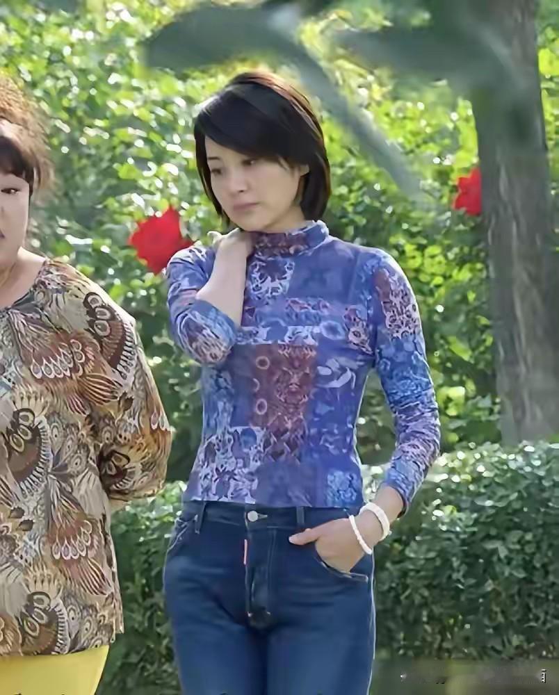 大美女许晴穿上普通的衣服和牛仔裤，站在街边其实也跟我们普通人没什么两样。本