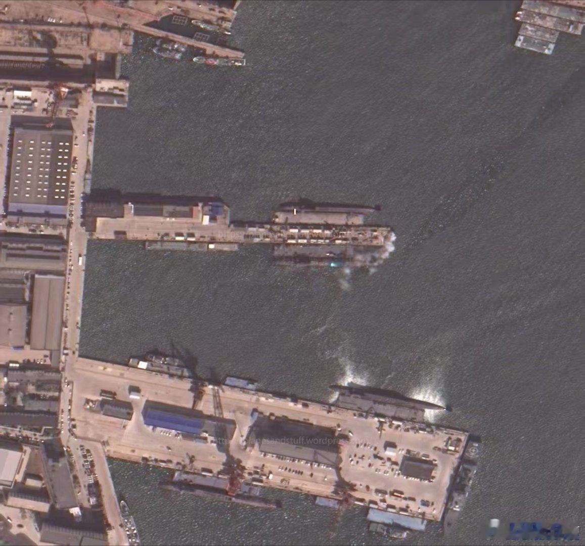 北方某厂，大批核潜艇下水等待舾装，其中有不少093B攻击型核潜艇，也有不明型号的