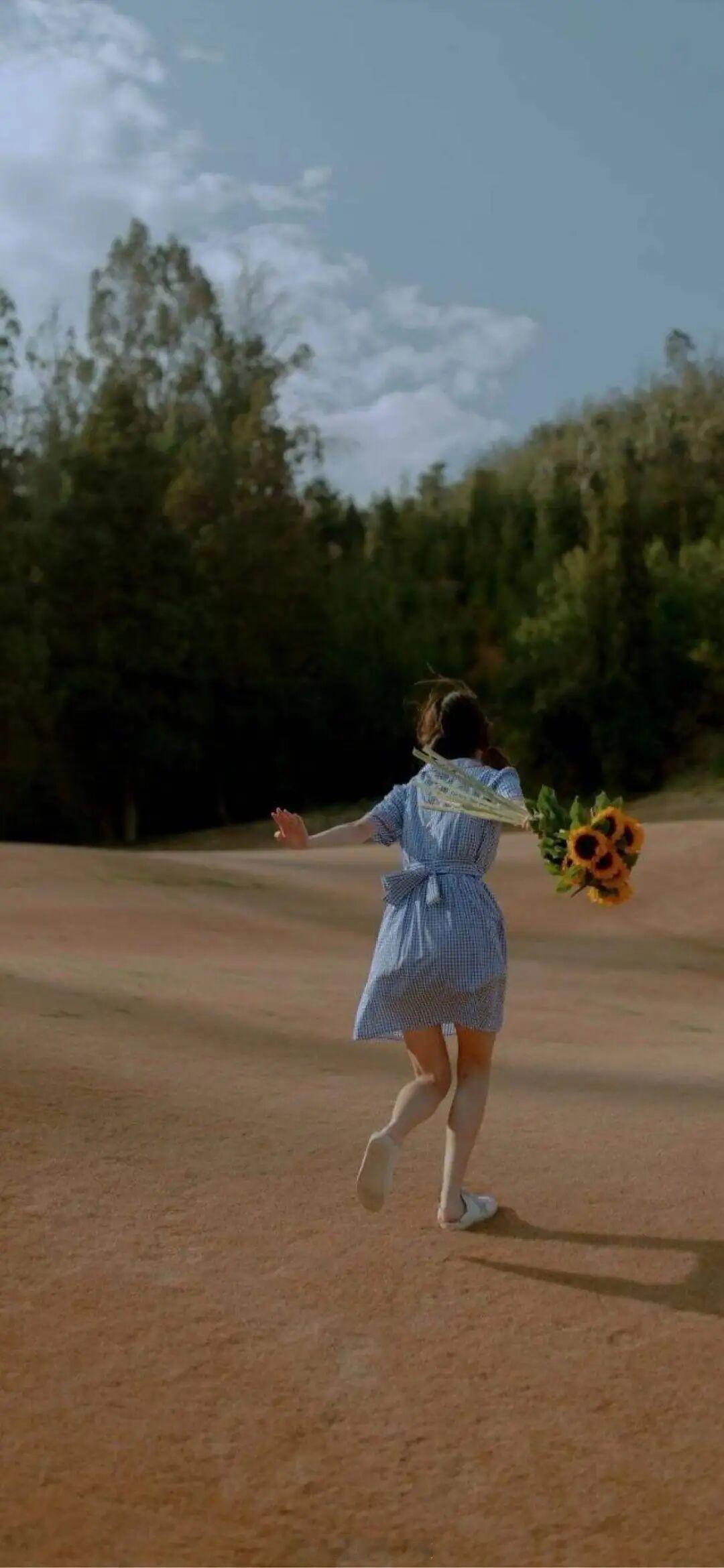 穿过人声鼎沸,以为是地老天荒,才发现,不过是空中花园。——金呆了《罗曼蒂克药丸》