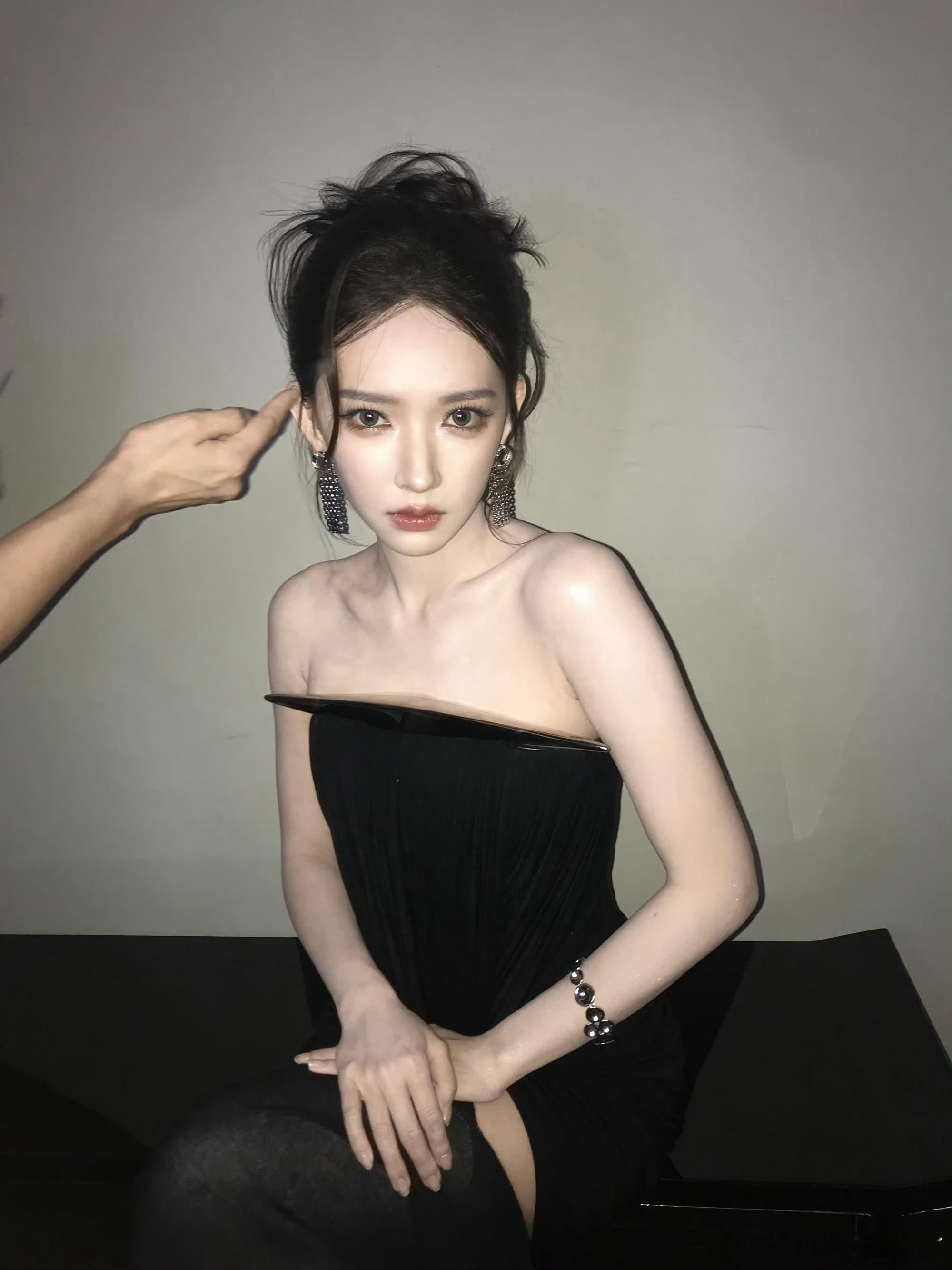 程潇黑裙简约却藏尽风情，肩颈线条细腻动人，冷艳气质浑然天成，一身暗色衬得眉眼