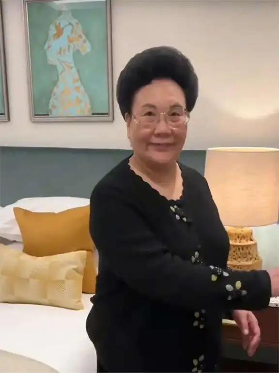 秦昊妈妈章红她姊妹四个！都是女儿！第四个生下来是女儿，她父亲说太好了太好了！在过