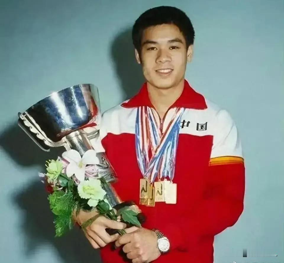 你敢信坐在成龙和马龙中间的小老头，居然是李宁？明明成龙比他大了快10岁，可