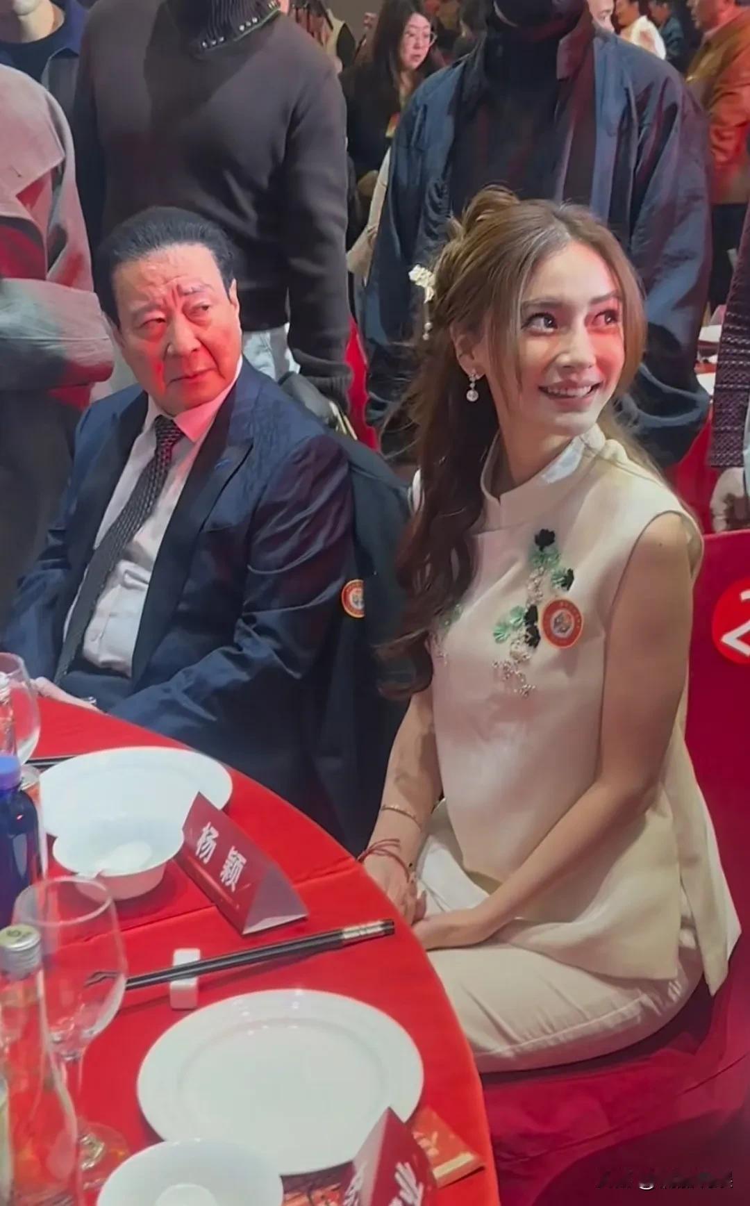 杨颖现身北京参加重阳节联欢活动，染着一头黄发，穿着中式无袖上衣白色裤子，柳眉大眼