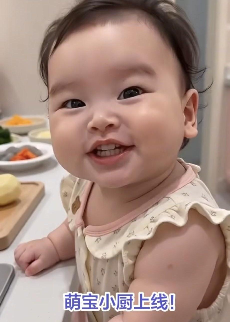 谁能想到，一个还没长齐牙的小奶娃，居然已经给自己家“打工”赚奶粉钱了？最近麻六记