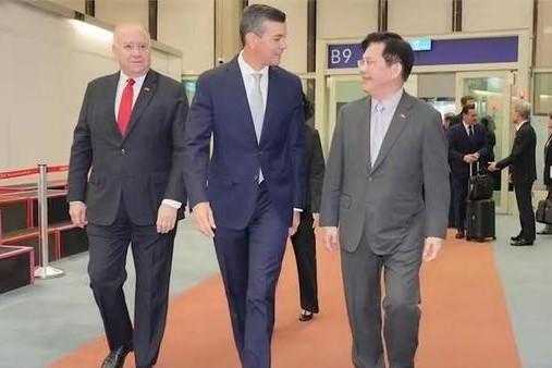 美：老弟，我看最近以色列和巴拉圭那帮人去台岛逛得挺欢实啊，你们就干看着？中：