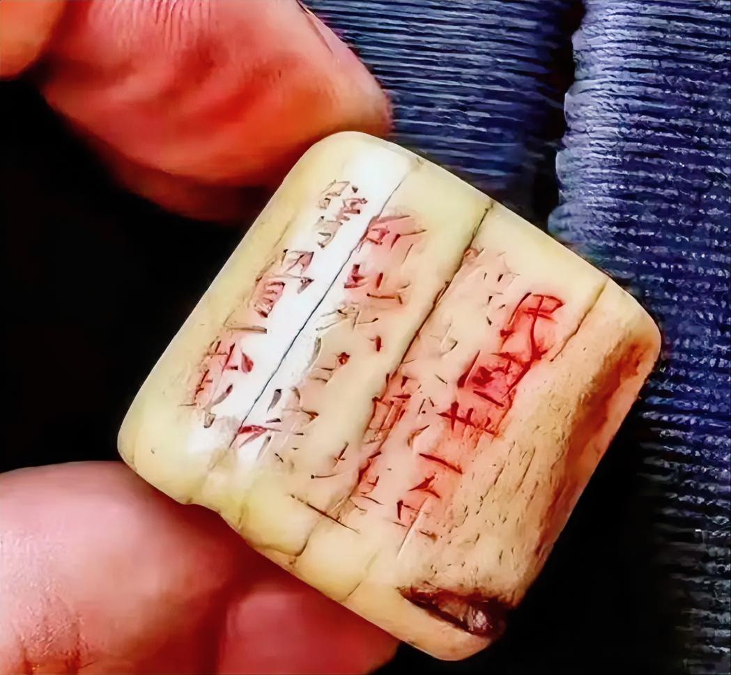 1942年，用豫东战场所毙的日寇臂骨，打造的一枚“扳指”。敬英雄。