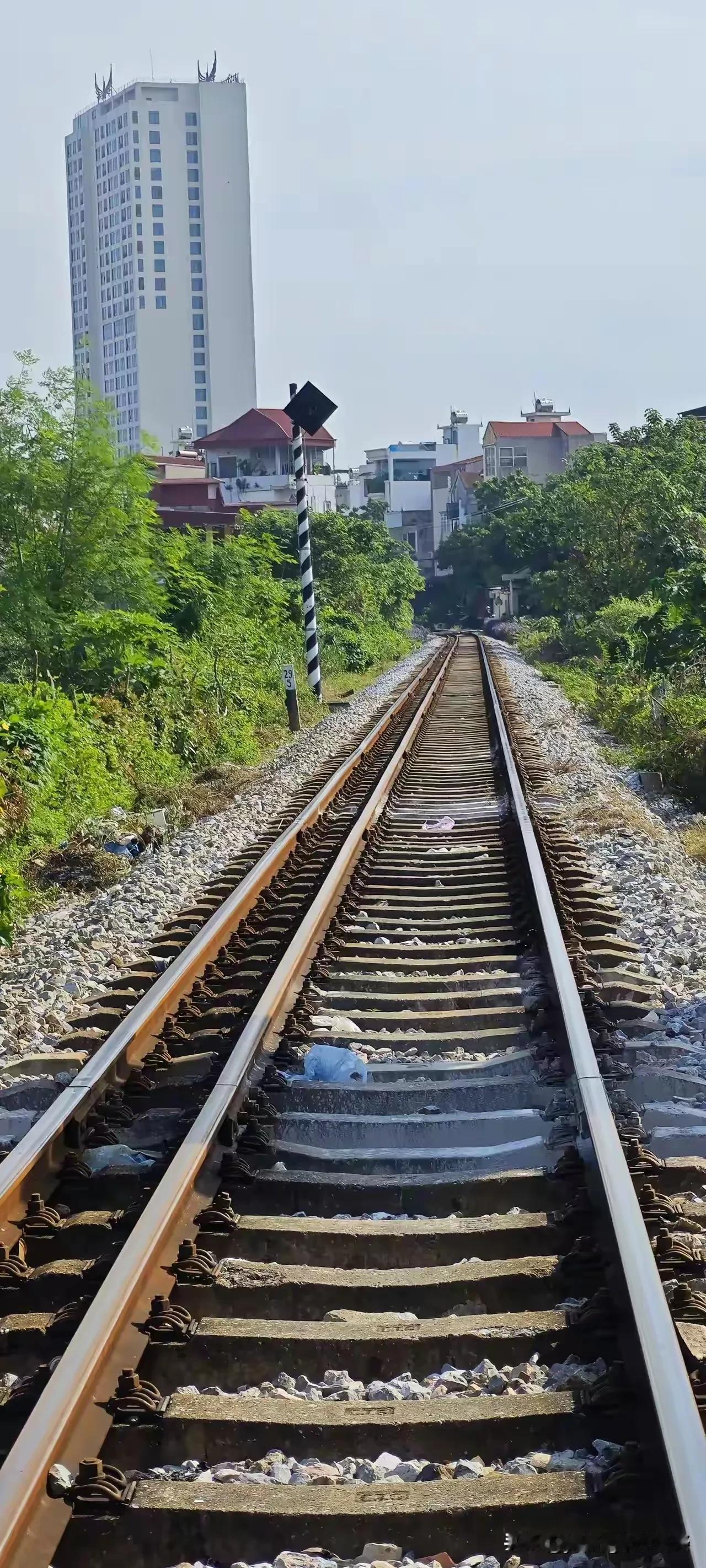 你见过三根轨道的铁路吗？在中越边境附近通往广西的铁路采用的就是这样三根轨道铺设。