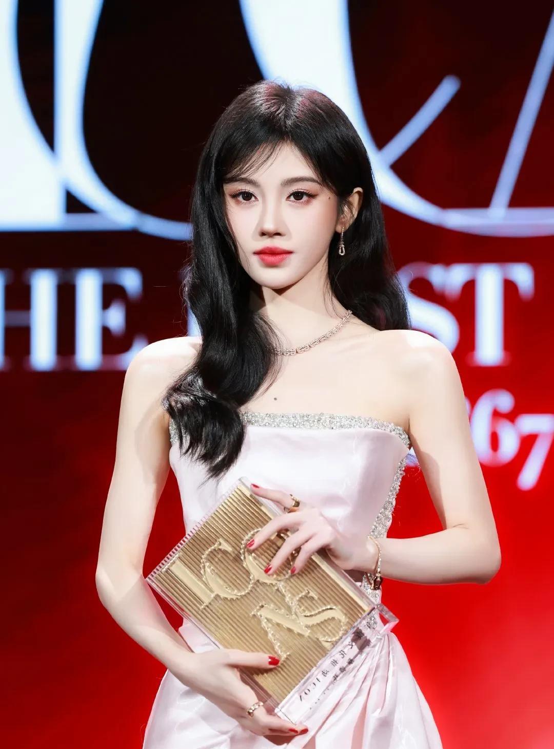 这居然是鞠婧祎，确定不是葫芦兄弟中的蛇精真人版！鞠婧祎这勇气真的不一般，脸部已经