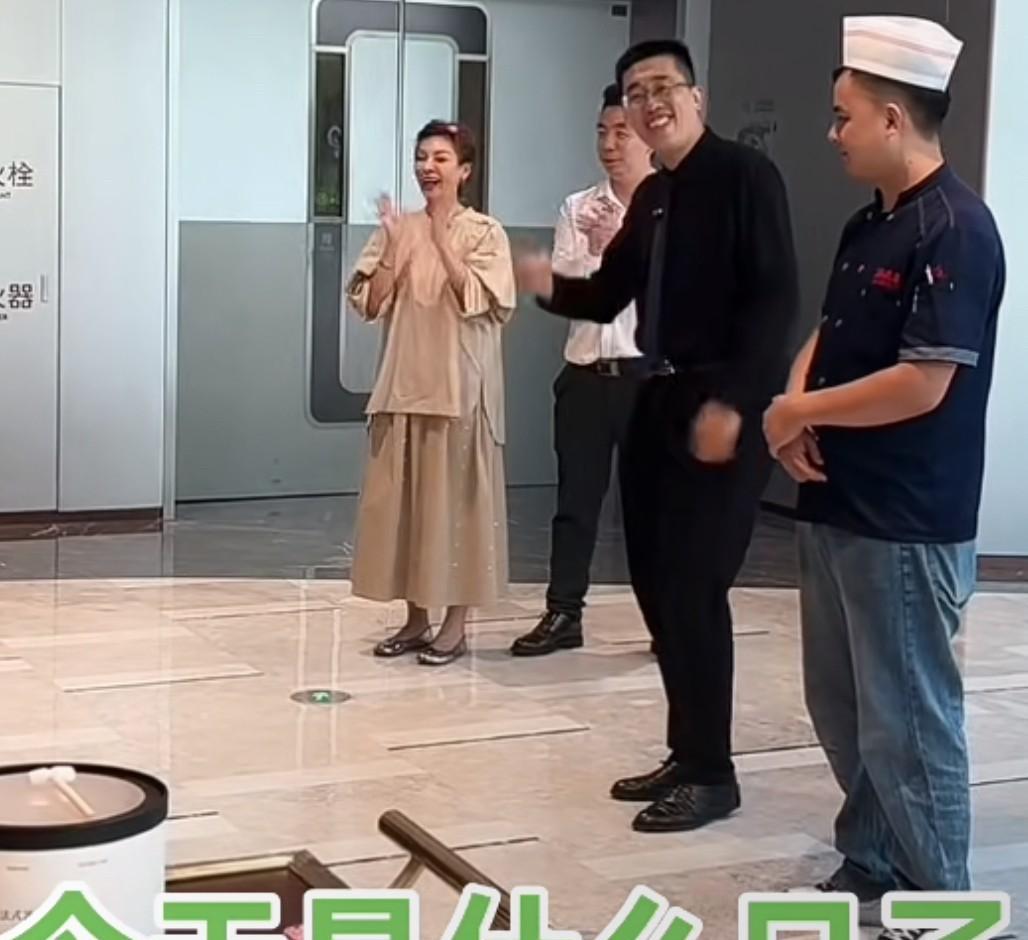 这仪式感拉满啊！足以看得出汪小菲张兰对小井的重视……在洋洋宣布完小井升职为店长