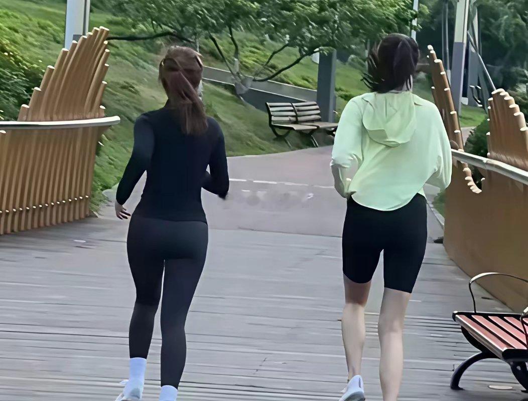 关晓彤穿短裤真的是另外一个人的灾难腿又长又直