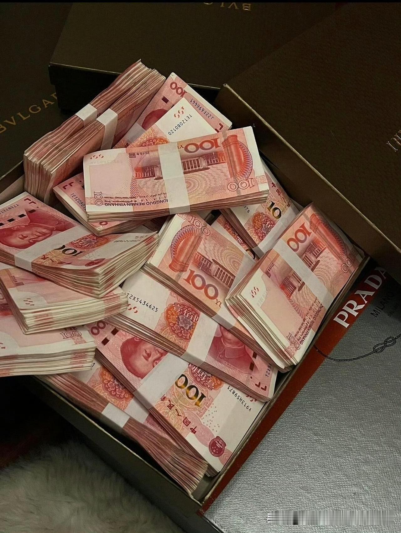 55万，整整55万元钱，不是流量。朋友两口子都是普通工薪族，男人在工厂做工，