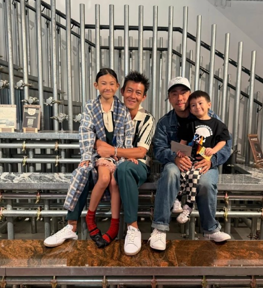 陈冠希和8岁女儿现身英国，他的女儿颜值一般，但气质挺好的，打扮有点酷，好像童装模