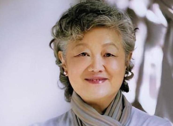 章含之，一个承载着历史洪流中复杂情感与命运的女性，出生于动荡岁月的中国。她的母