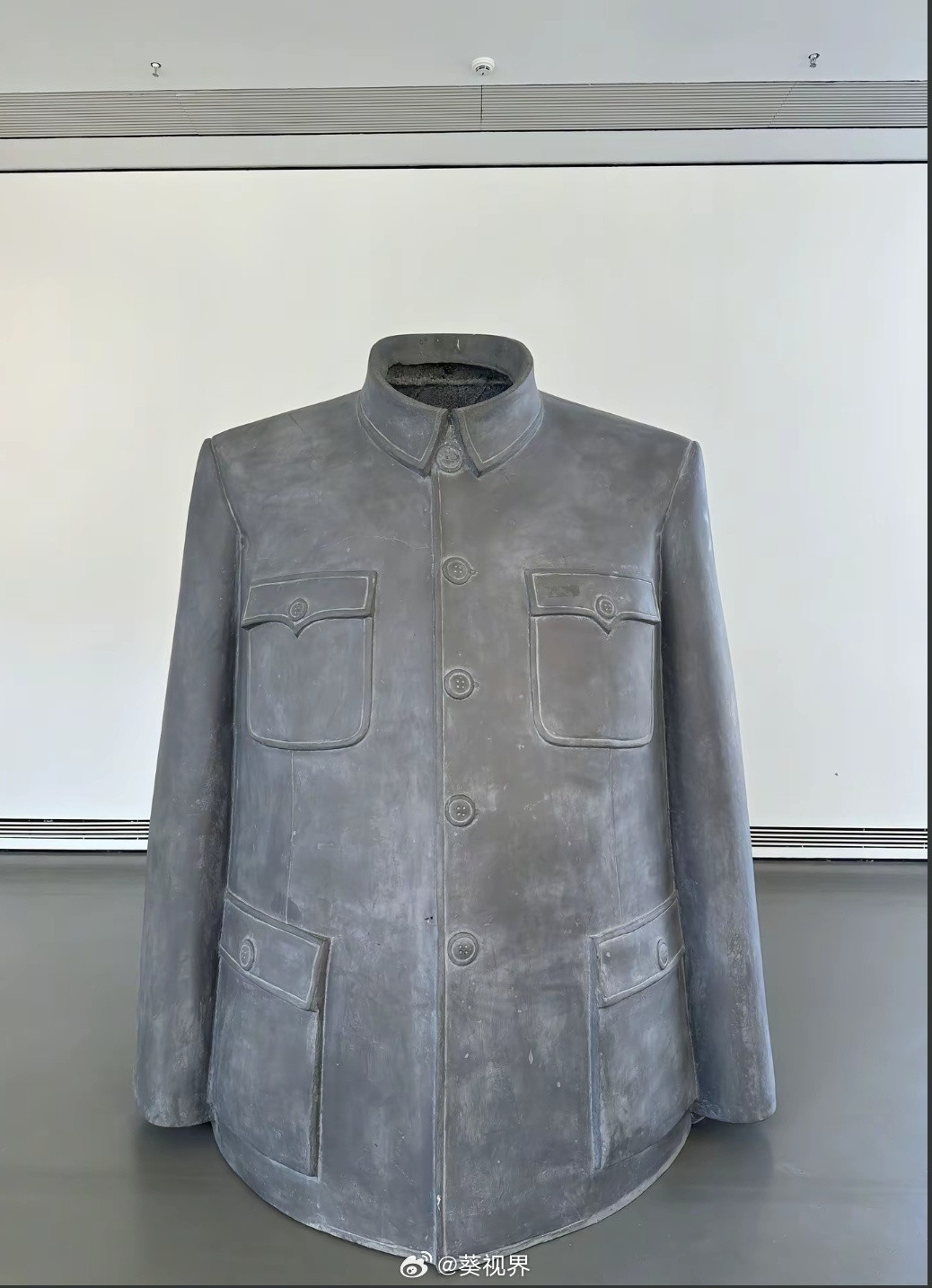 这件雕塑作品，没有任何说明，没有任何特别之处，但所有看见这件衣服的人，几乎都会脱