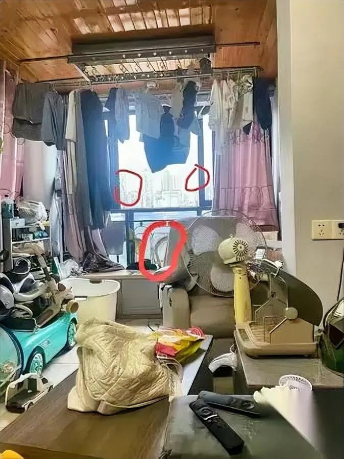 看完这组实拍我后背直冒冷汗说真的我从来没见过这么心大的家长，家里满地乱堆