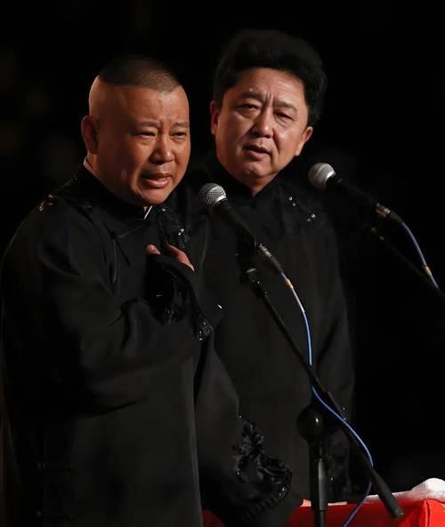 郭德纲谈及搭档于谦时满是感慨，称遇上他是自己这辈子最大的幸运。两人合作二十余载，