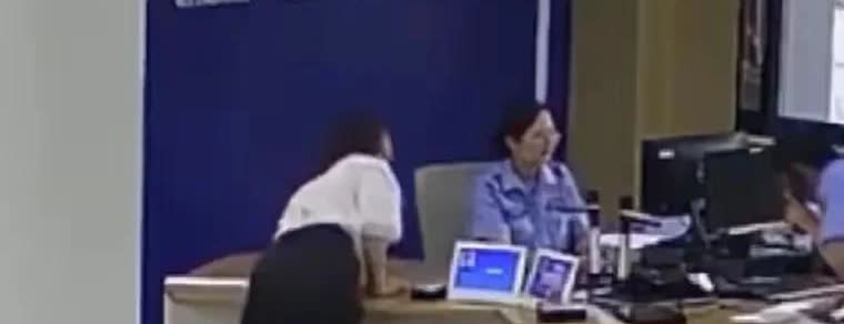 女子去派出所办理业务，当女民警在电脑里调出她的户籍信息后，女子突然站起来，眼睛紧